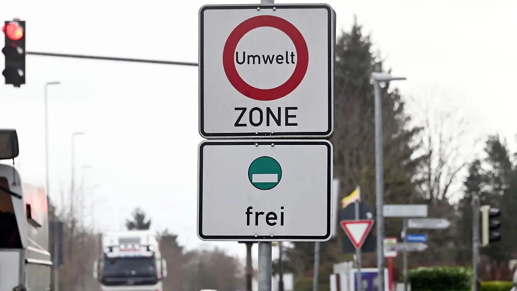 Vor-der-Ortseinfahrt-ist-ein-Hinweisschild-aufgestellt-das-auf-eine-Umweltzone-hin-weist
