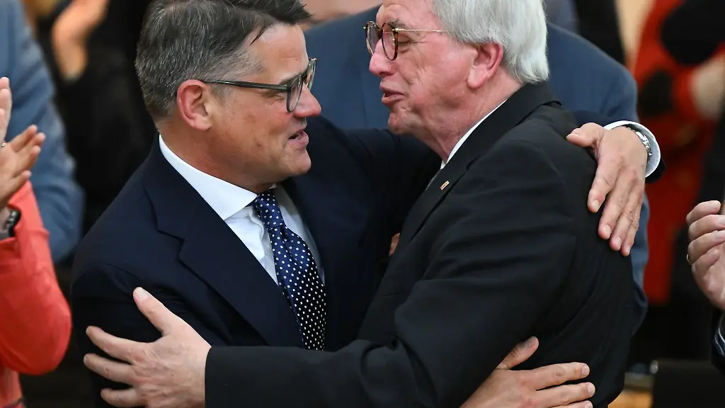 Volker-Bouffier-ehemaliger-Ministerpraesident-gratuliert-seinem-Nachfolger-Boris-Rhein