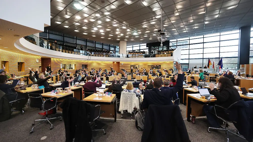 Abgeordnete-sitzen-im-Plenarsaal-des-Landtages-beim-Sonderplenum-mit-Beschluss-des-Landeshaushalts-fuer-2023