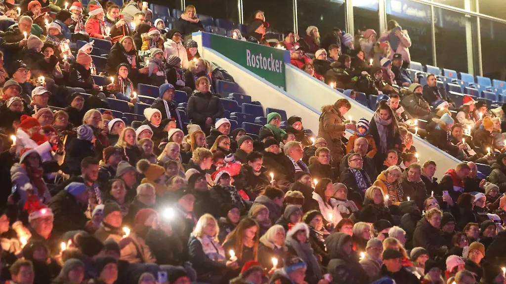 Menschen-nehmen-am-Weihnachtssingen-im-Ostseestadion-teil