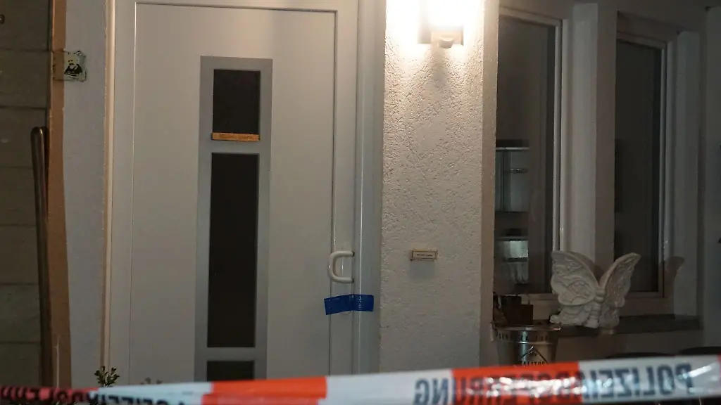 Ein-Absperrband-sichert-den-Zugang-zu-einem-Wohnhaus