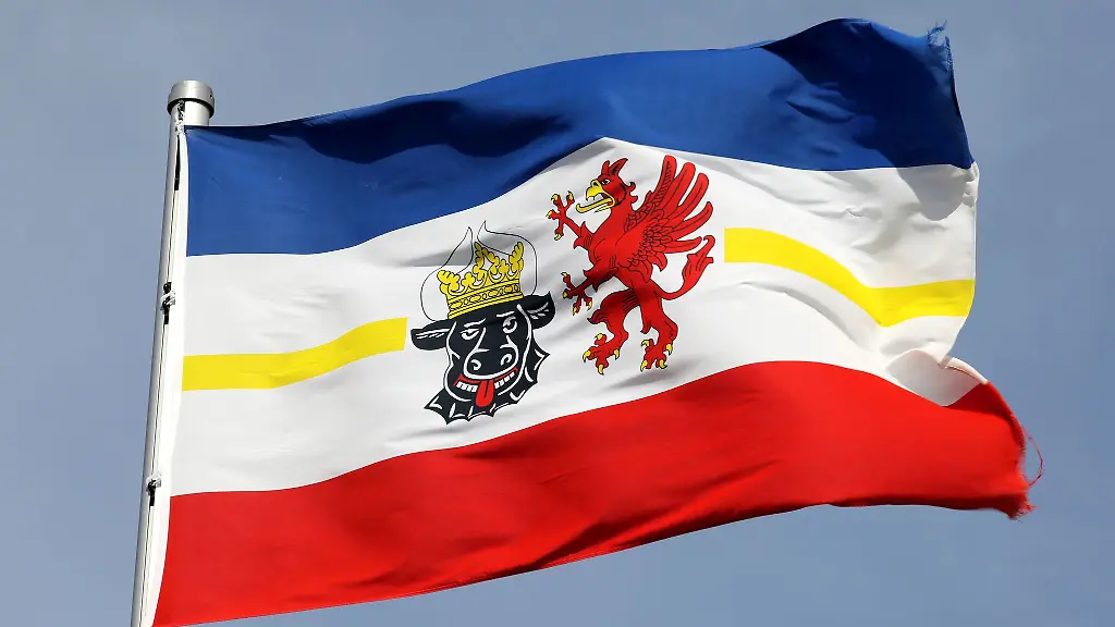 Die-Landesfahne-von-Mecklenburg-Vorpommern-weht-an-der-Promenade-in-Warnemuende-im-Wind