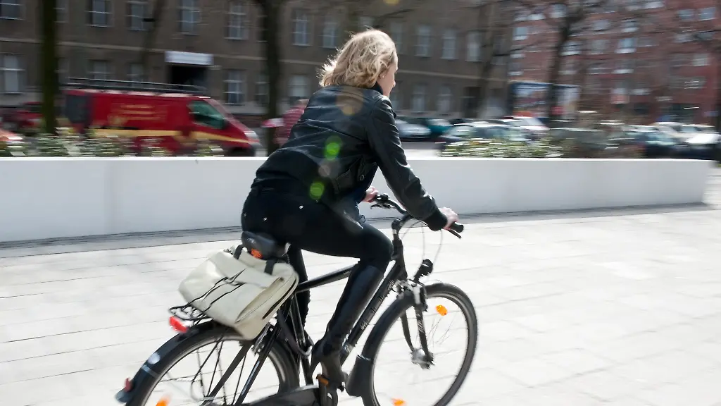 Fahrrad-oder-Auto-Arbeitgeber-koennen-in-der-Regel-nicht-vorschreiben-mit-welchem-Verkehrsmittel-Beschaeftigte-von-ihrem-Wohnsitz-zur-Arbeit-kommen-sollen