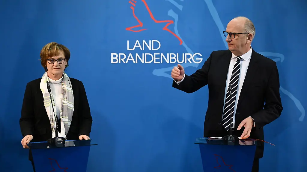 Dietmar-Woidke-r-SPD-Ministerpraesident-von-Brandenburg-spricht-waehrend-einer-Pressekonferenz