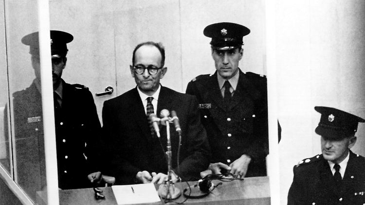 Der Angeklagte Adolf Eichmann während seiner Vernehmung am ersten Prozeßtag in Jerusalem (Archivfoto vom 11.04.1961).