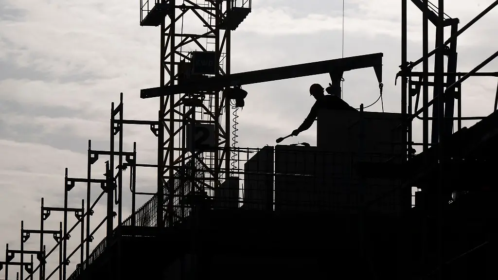 Ein-Bauarbeiter-arbeitet-auf-einer-Baustelle-von-einem-neu-gebauten-Wohnhaus