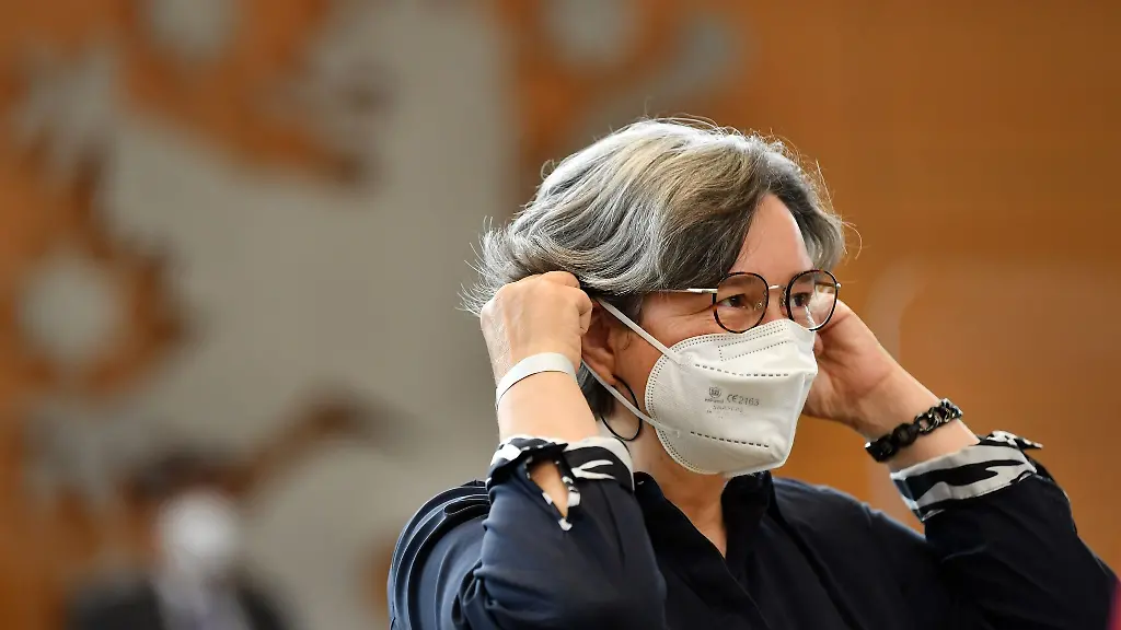Heike-Werner-Ministerin-fuer-Gesundheit-Frauen-und-Familie-von-Thueringen-rueckt-ihre-Maske-zurecht