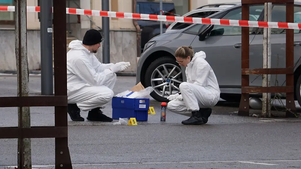 Mitarbeiter-der-Kriminaltechnik-der-Polizei-sichern-Spuren-an-einem-abgesperrten-Tatort-in-Albstadt-Ebingen