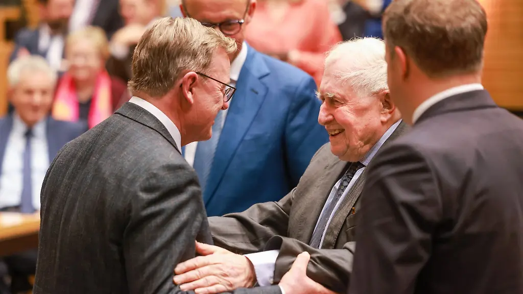 Bodo-Ramelow-Linke-l-Thueringens-Ministerpraesident-bedankt-sich-bei-Bernhard-Vogel-im-Thueringer-Landtag