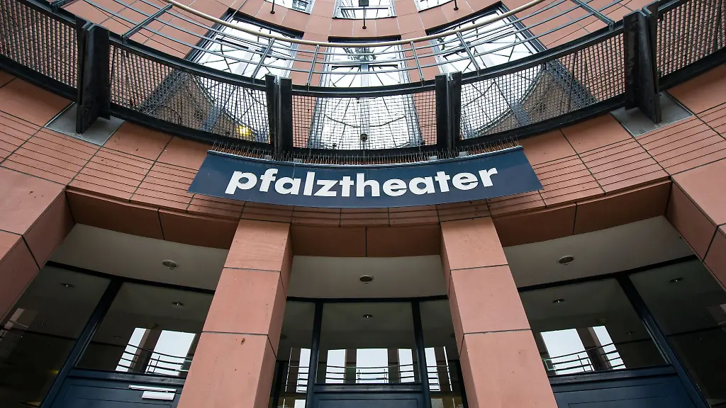 Ein-Schild-mit-der-Aufschrift-pfalztheater-ist-in-Kaiserslautern-am-Eingang-des-Pfalztheaters-zu-sehen