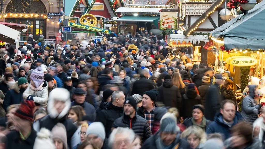 Viele-Besucher-stroemen-zwischen-den-Verkaufs-und-Imbissstaenden-auf-dem-Weihnachtsmarkt-in-Frankfurt-hindurch