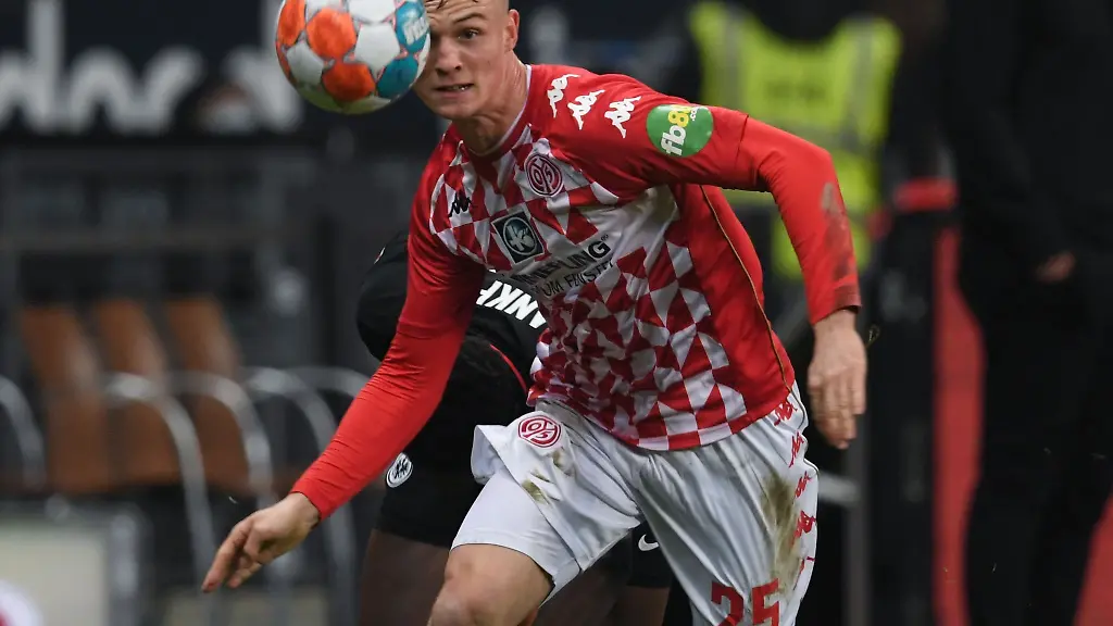 Der-Mainzer-Niklas-Tauer-in-Aktion