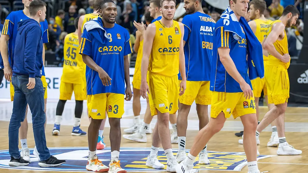 Albas-Jaleen-Smith-l-r-Malte-Delow-und-Luke-Sikma-ueber-den-Court