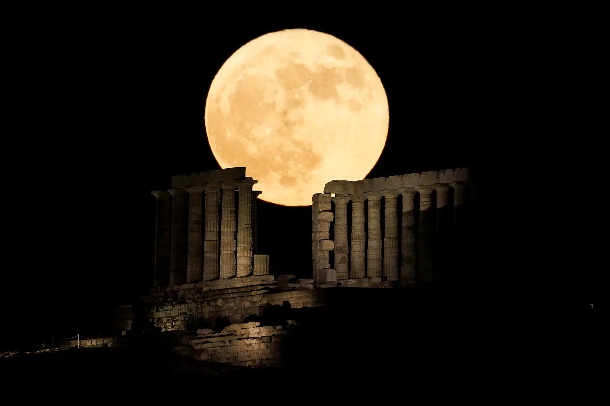 2022-06-14T202607Z-1878418237-RC2VRU946HIA-RTRMADP-3-SUPERMOON-SIGHTING-GREECE