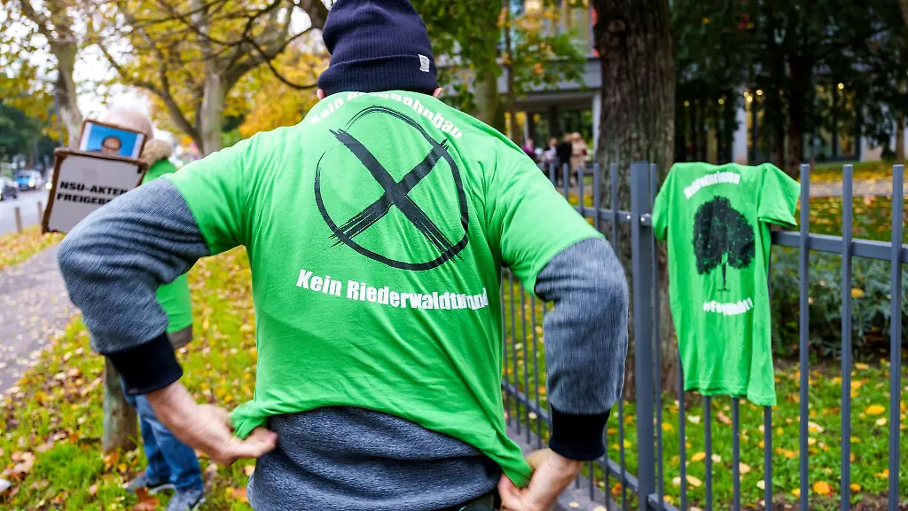 Ein-Demoteilnehmer-hat-ein-T-Shirt-Kein-Autobahnbau-Kein-Riederwaldtunnel-an