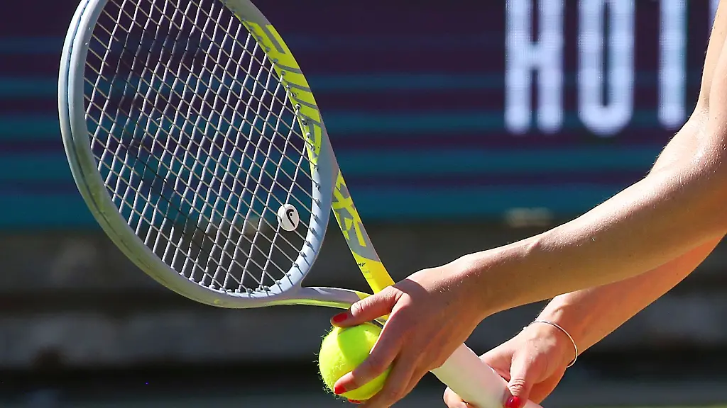 Eine-Tennisspielerin-bereitet-einen-Aufschlag-vor