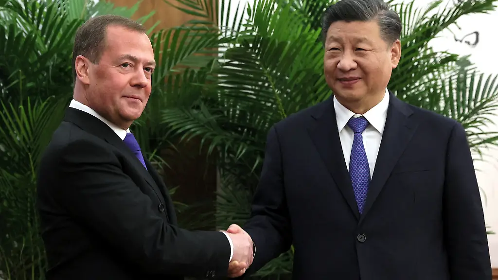 2022-12-21T074842Z-1543687737-RC27AY91SVX9-RTRMADP-3-RUSSIA-CHINA-MEDVEDEV-XI