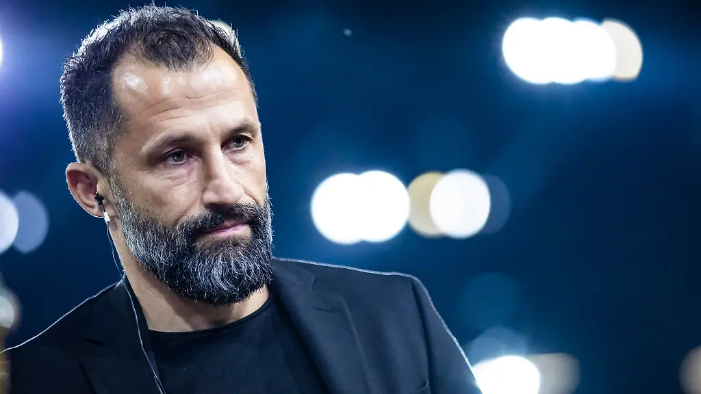 Muenchens-Sportvorstand-Hasan-Salihamidzic-steht-vor-dem-Spiel-im-Stadion