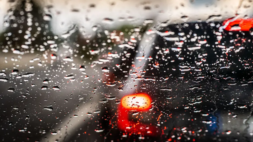 Regentropfen-liegen-auf-einer-Windschutzscheibe