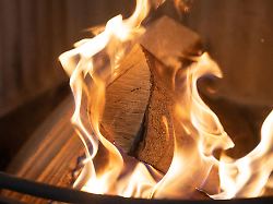 Mit dem Kamin heizen: Qualität und Restfeuchte: Worauf es beim Feuerholz ankommt