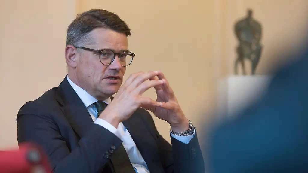 Interview-mit-Boris-Rhein-CDU-Ministerpraesident-von-Hessen-in-der-Hessischen-Staatskanzlei