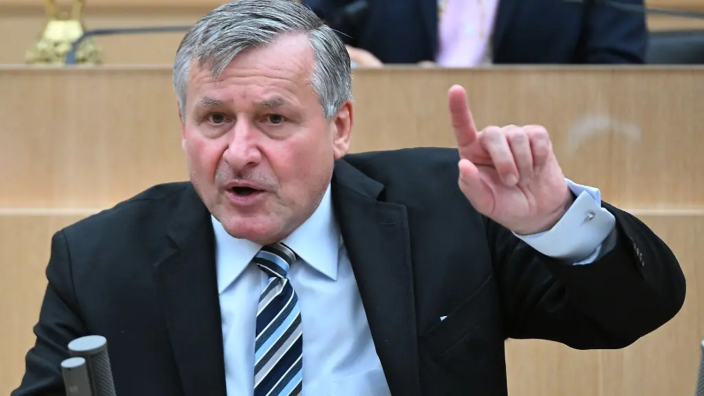 Hans-Ulrich-Ruelke-FDP-Fraktionsvorsitzender-im-Landtag-von-Baden-Wuerttemberg-spricht