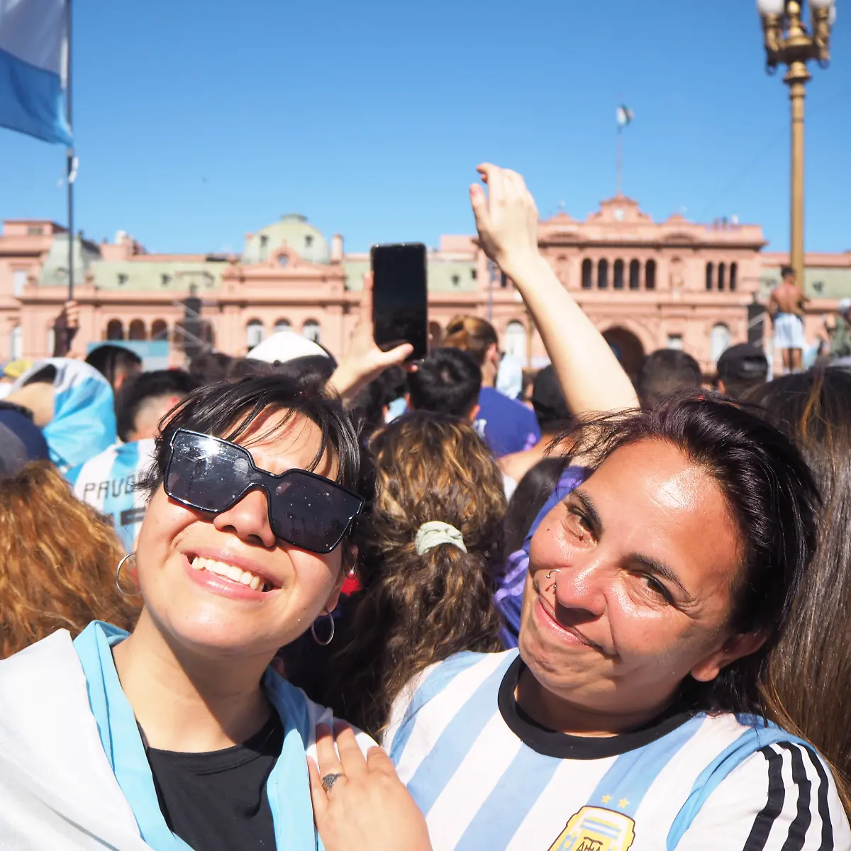 Lourdes-Reyna-und-Gabriela-Rios-vor-dem-Regierungspalast-in-Buenos-Aires
