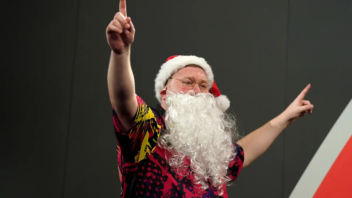 Ricky-Evans-kommt-im-Weihnachtskostuem-in-die-Arena