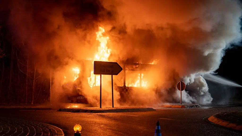 Ein-Bus-steht-in-Flammen