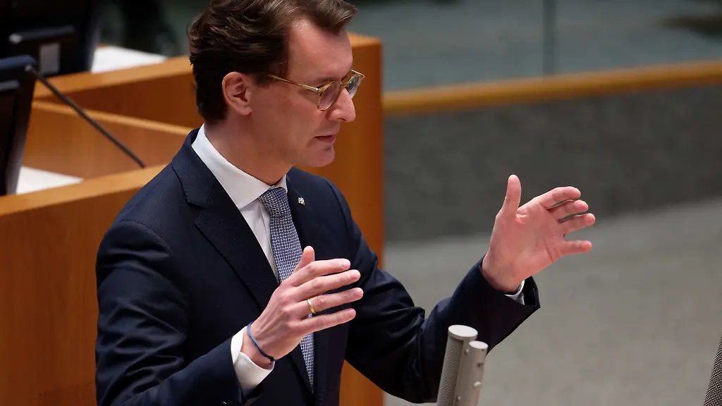 Hendrik-Wuest-Ministerpraesident-des-Landes-Nordrhein-Westfalen-spricht