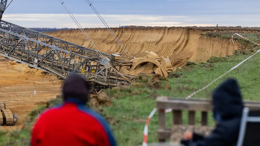 Ein-Braunkohlebagger-arbeitet-in-weniger-als-100-Meter-Entfernung-des-Protestcamps