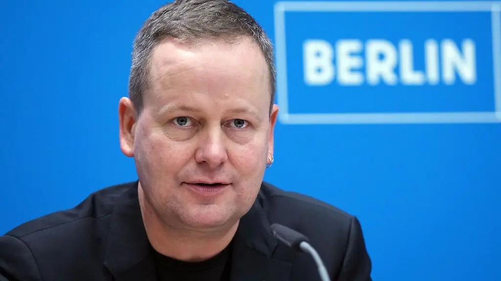 Klaus-Lederer-Die-Linke-Kultursenator-von-Berlin-spricht-waehrend-einer-Pressekonferenz