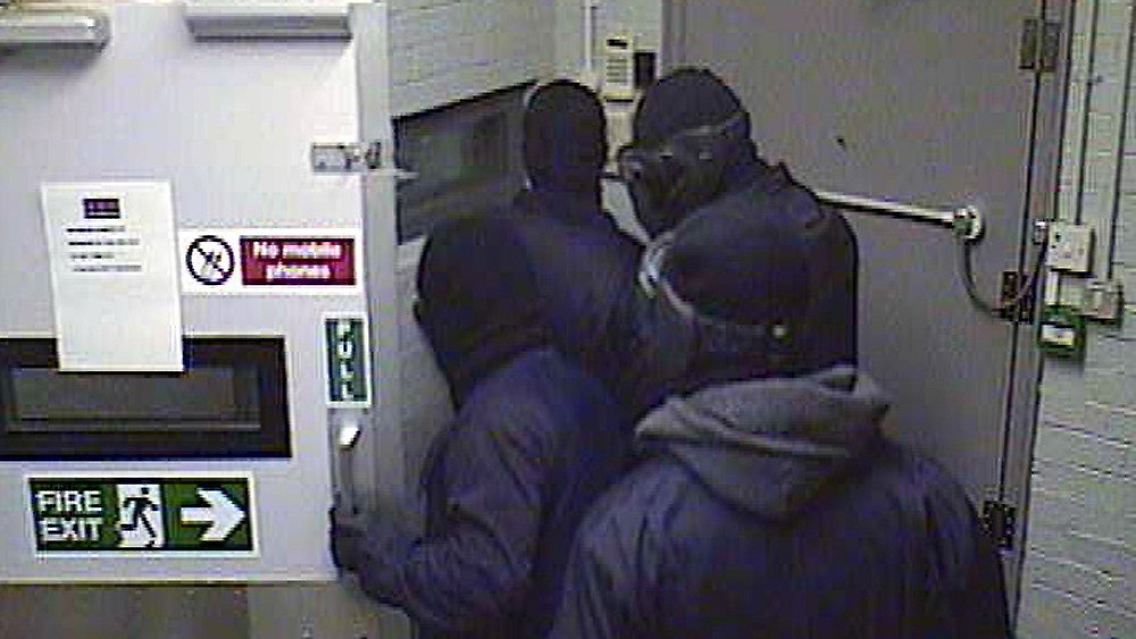 Der Screenshot einer Überwachungskamera zeigt die maskierten Gangster während des Überfalls auf das Securitas-Gelddepot in Tonbridge, Kent, in Südengland am 22.02.2006.