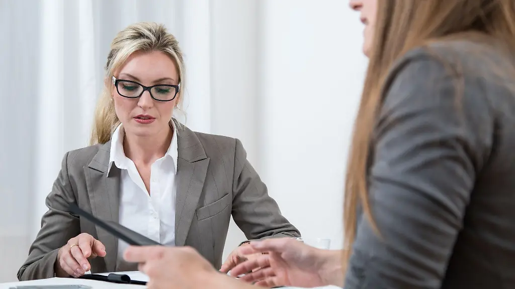 Schon-wieder-ein-Check-in-Manche-Fuehrungskraefte-moechten-am-liebsten-im-Minutentakt-erfahren-woran-das-Team-gerade-arbeitet