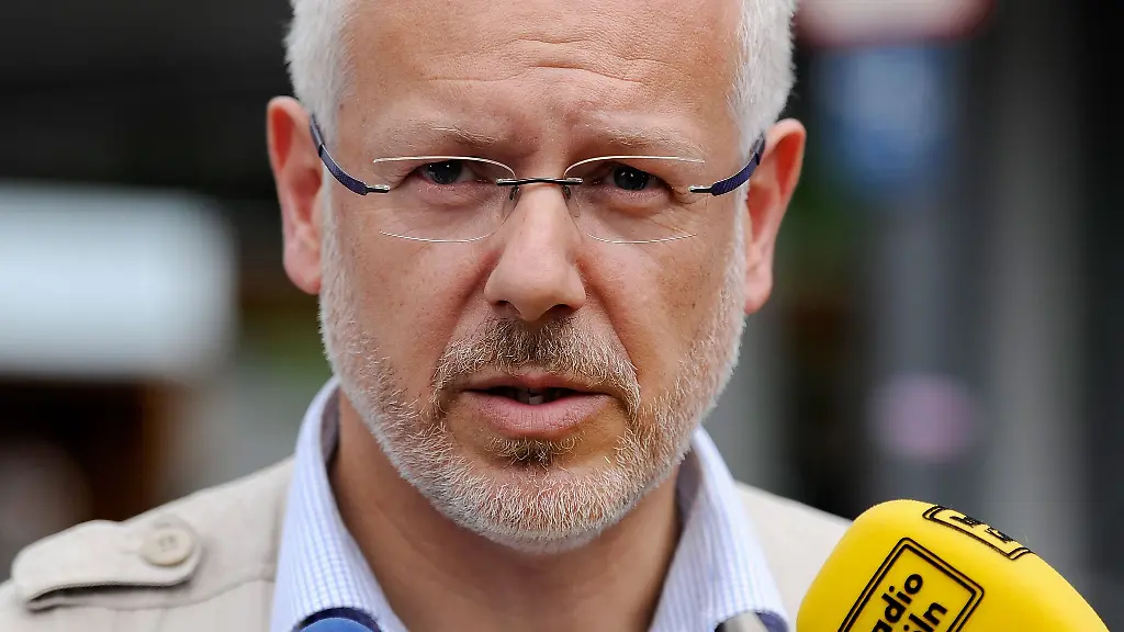 Zoodirektor-Theo-Pagel-gibt-vor-dem-Zoo-in-Koeln-ein-Pressestatement