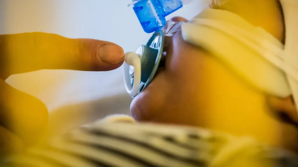 Ein-Vater-betreut-seinen-achteinhalb-Monate-alten-Sohn-der-mit-einem-Atemwegsinfekt-auf-der-Intensivstation-liegt