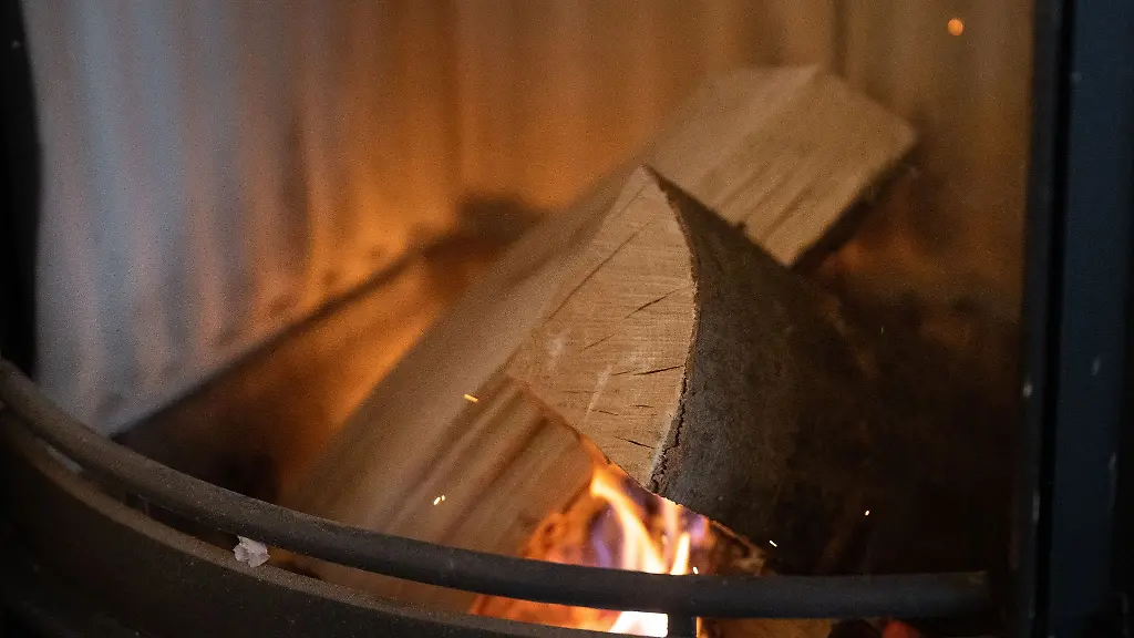 Holzscheite-brennen-in-einem-Ofen