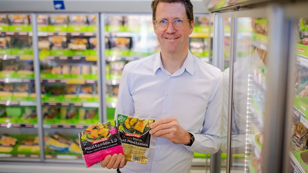 Martin-Bihlmaier-steht-mit-Buerger-Produkten-im-Werksverkaufsraum