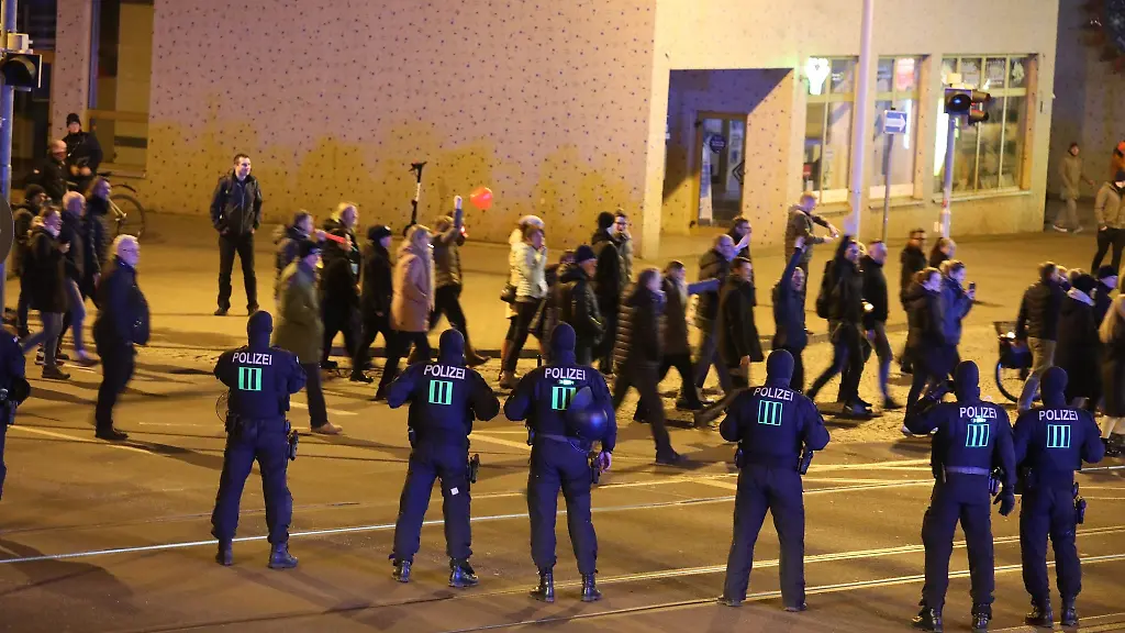 Polizisten-begleiten-eine-Demo-gegen-Corona-Massnahmen-in-der-Innenstadt-von-Gera