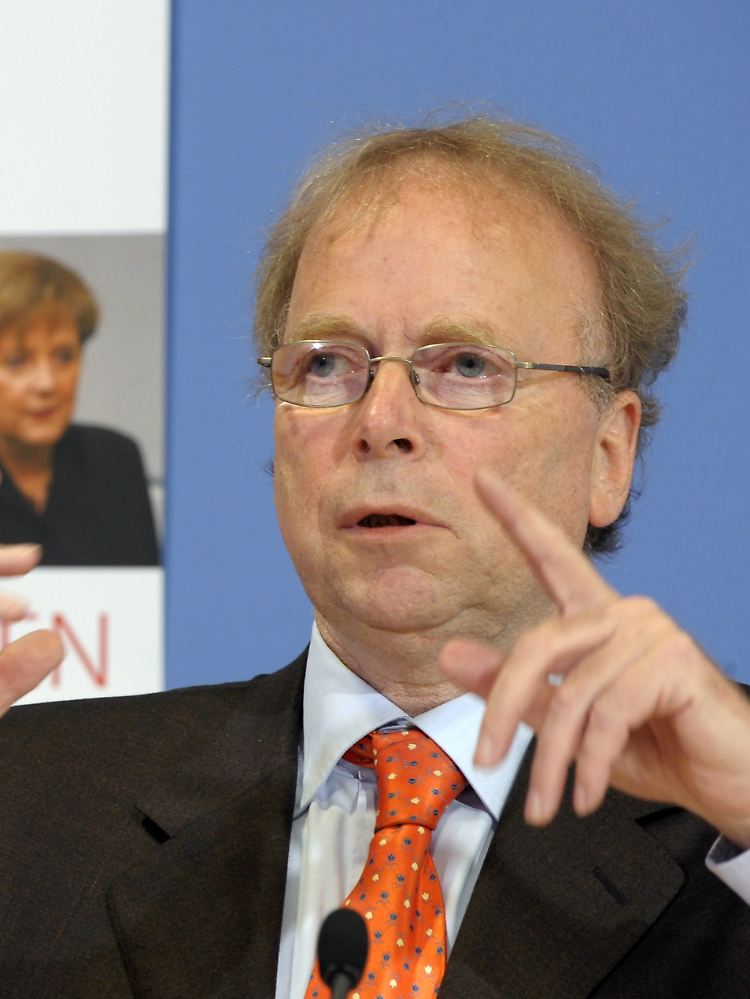 Gerd Langguth ist Professor für Politische Wissenschaft an der Universität Bonn.