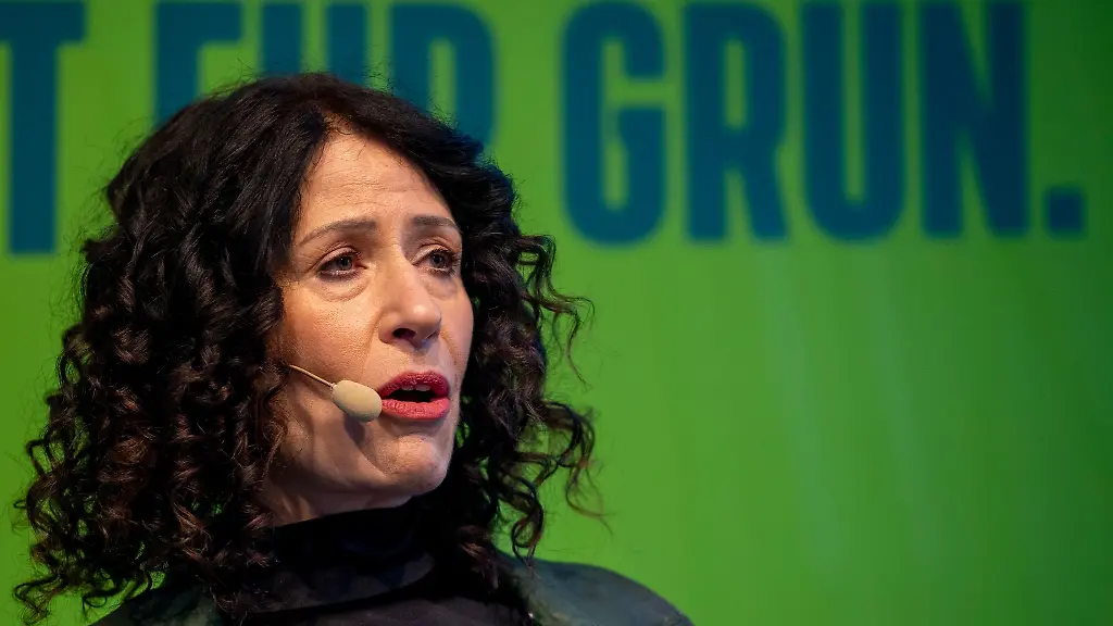 Bettina-Jarasch-Spitzenkandidatin-von-Buendnis-90-Die-Gruenen-spricht