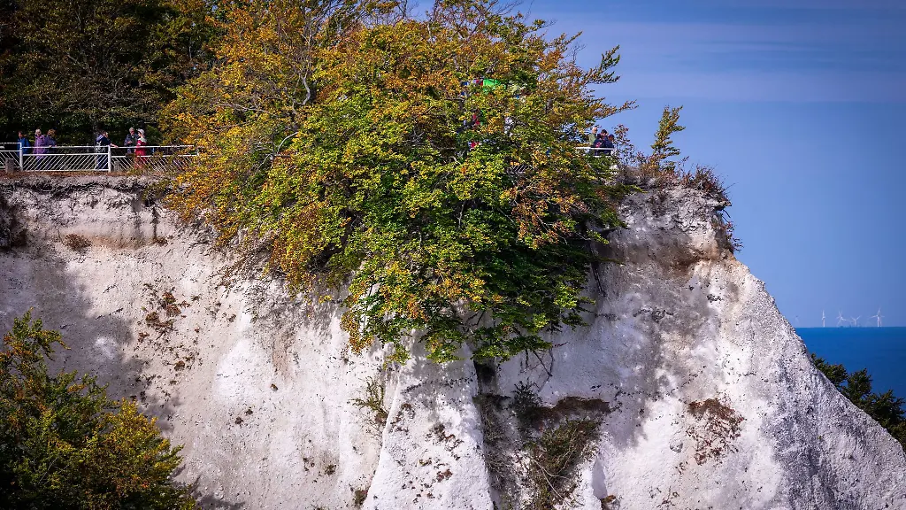 Besucher-sind-auf-der-Aussichtsplattform-des-Kreidefelsen-Koenigsstuhl-auf-der-Insel-Ruegen-unterwegs