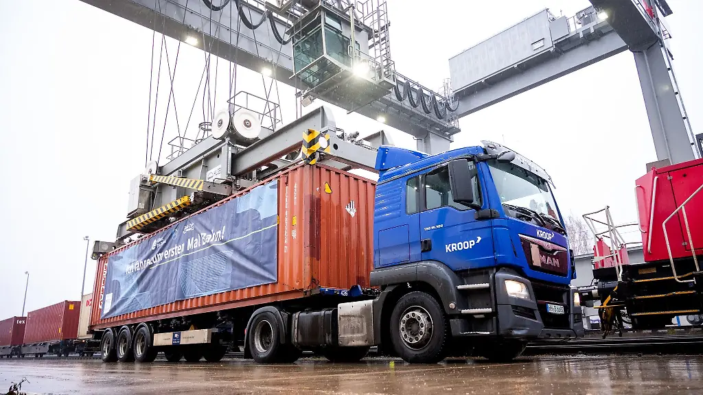 Ein-LKW-mit-einem-Container-mit-der-Aufschrift-Ich-fahre-zum-ersten-Mal-Bahn-wird-umgeladen