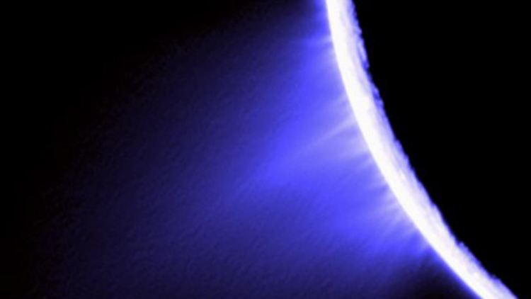 Die mit der NASA-Raumsonde "Cassini" erstellte Aufnahme zeigt Eis- oder Wasserfontänen, die aus dem Saturnmond Enceladus (im Gegenlicht) schießen.
