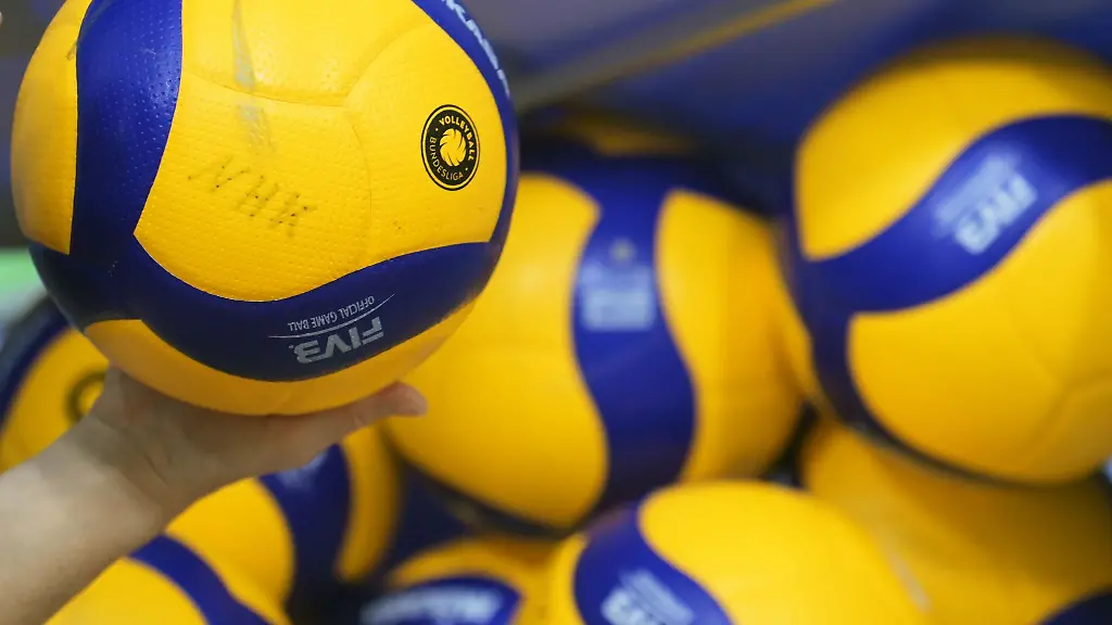 Volleybaelle-liegen-in-einer-Halle