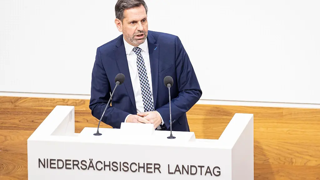 Olaf-Lies-SPD-Wirtschaftsminister-von-Niedersachsen-spricht