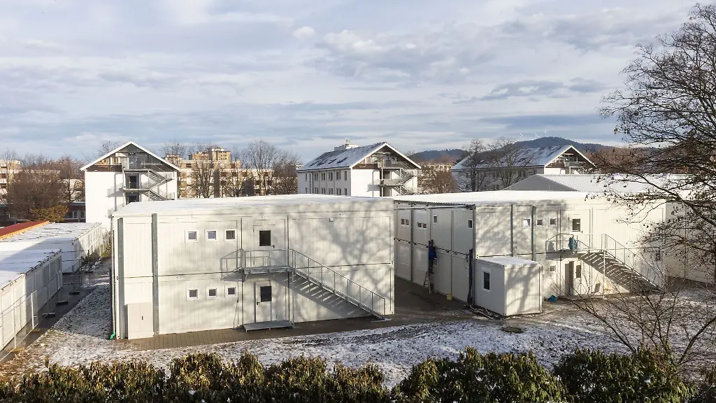 Wohncontainer-und-Wohnhaeuser-stehen-auf-dem-Gelaende-der-Landeserstaufnahmeeinrichtung