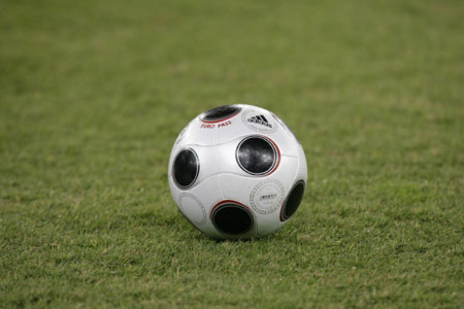 Nicht nur der neue EM-Ball "Europass" verspricht grenzenlosen Fußballspaß.