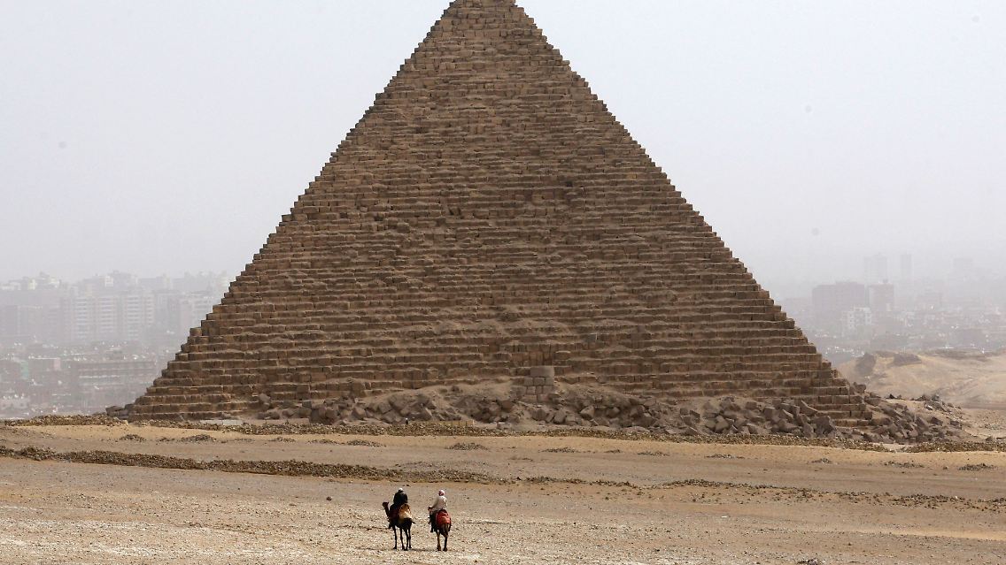 Touristenführer auf Kamelen vor den Gizeh-Pyramiden: Viele Urlauber meiden Ägypten derzeit noch.
