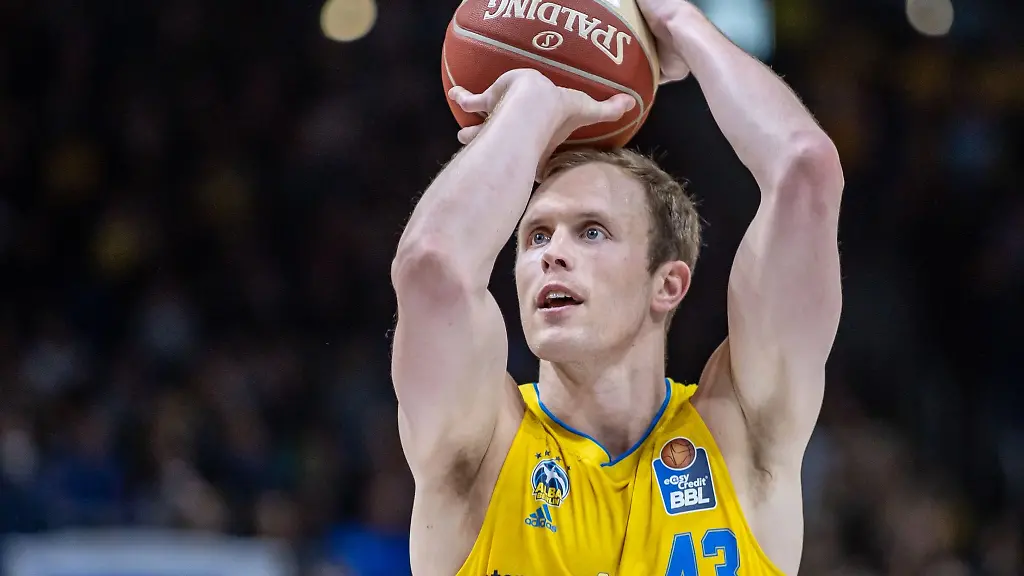 Albas-Luke-Sikma-haelt-den-Ball-bereit-zum-Freiwurf